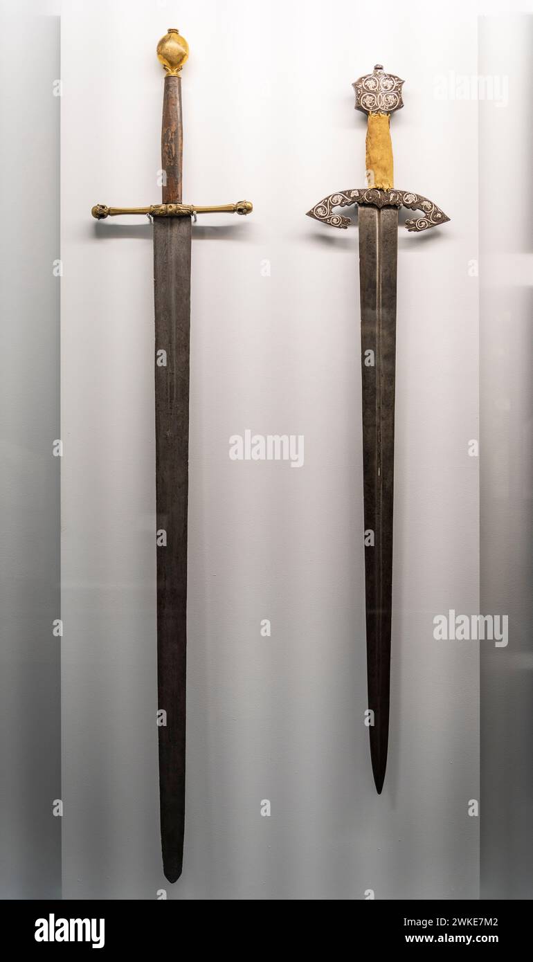 Spada e spada cerimoniale, XV secolo, Museo dell'armeria di Álava, Vitoria, Paesi Baschi, Spagna. Foto Stock