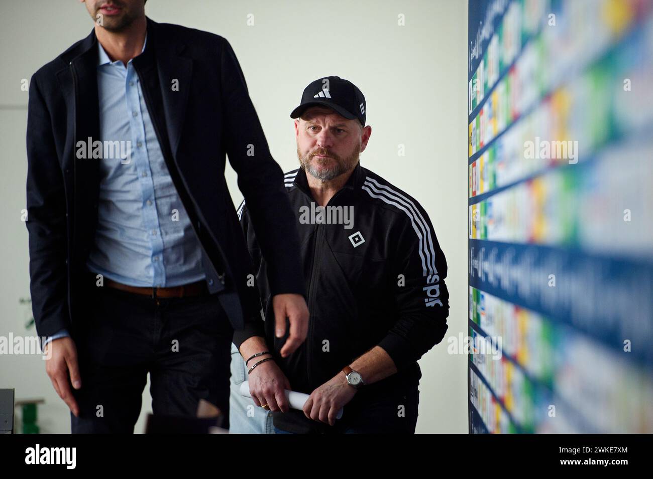 Amburgo, Germania. 20 febbraio 2024. Calcio: Bundesliga 2 - presentazione del nuovo allenatore all'Hamburger SV. Steffen Baumgart arriva per la sua presentazione come capo allenatore dell'Hamburger SV in una conferenza stampa. Crediti: Gregor Fischer/dpa/Alamy Live News Foto Stock