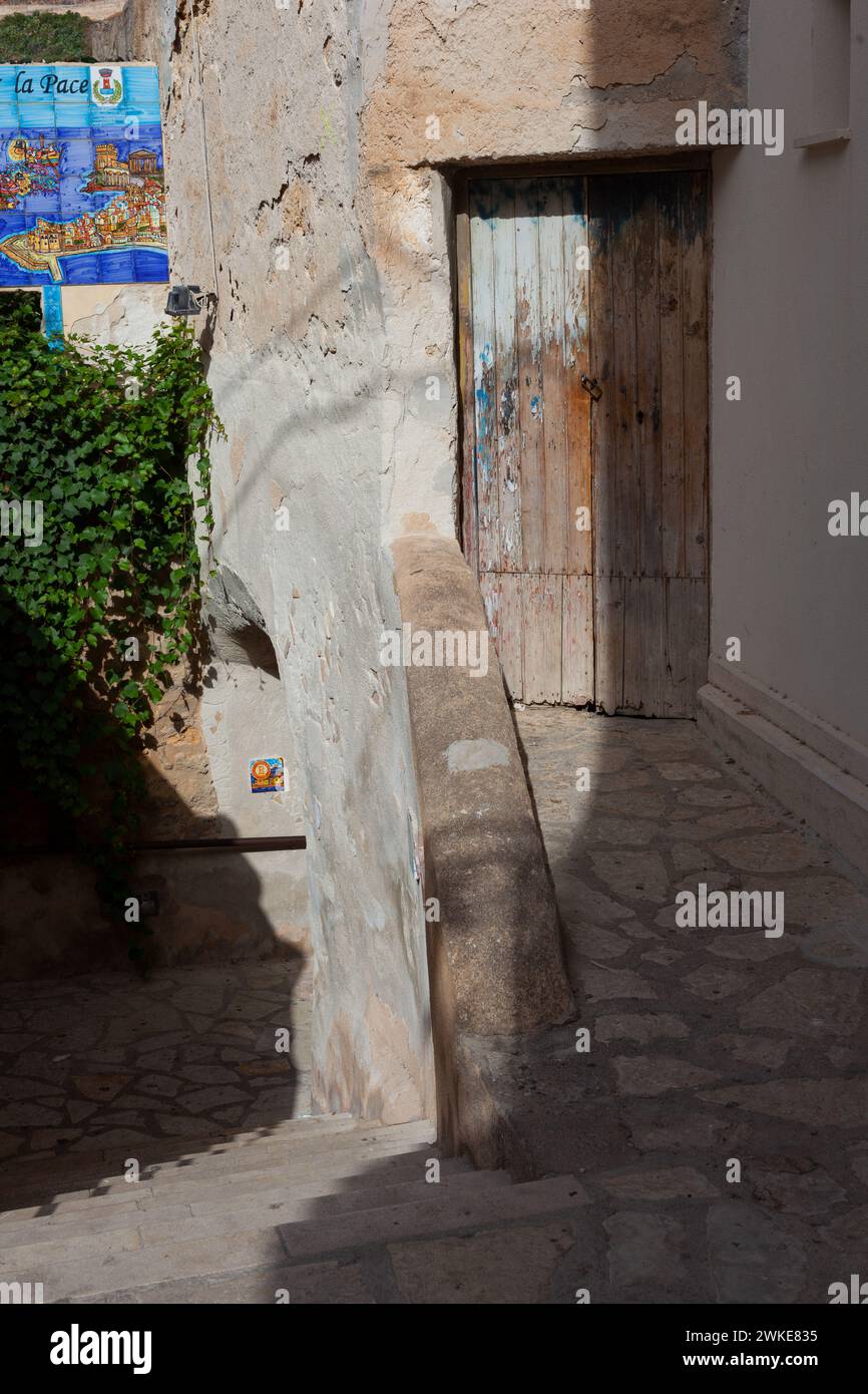 Vecchia porta in legno a Castellammare del Golfo, Sicilia Foto Stock