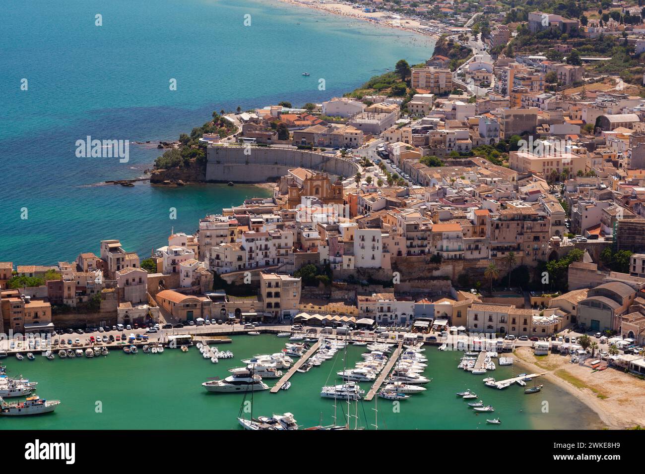 Vista panoramica dall'alto con il porto turistico e le spiagge di Castellammare del Golfo, provincia di Trapani, Sicilia Foto Stock