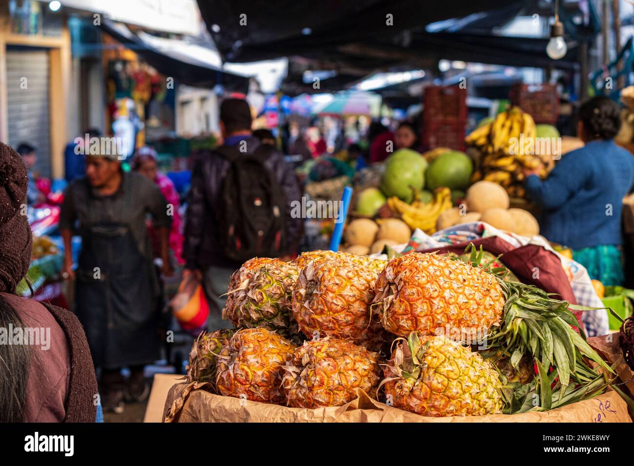 Piñas y papaya en el mercado, di Santa Cruz del Quiché ,Guatemala, America centrale. Foto Stock