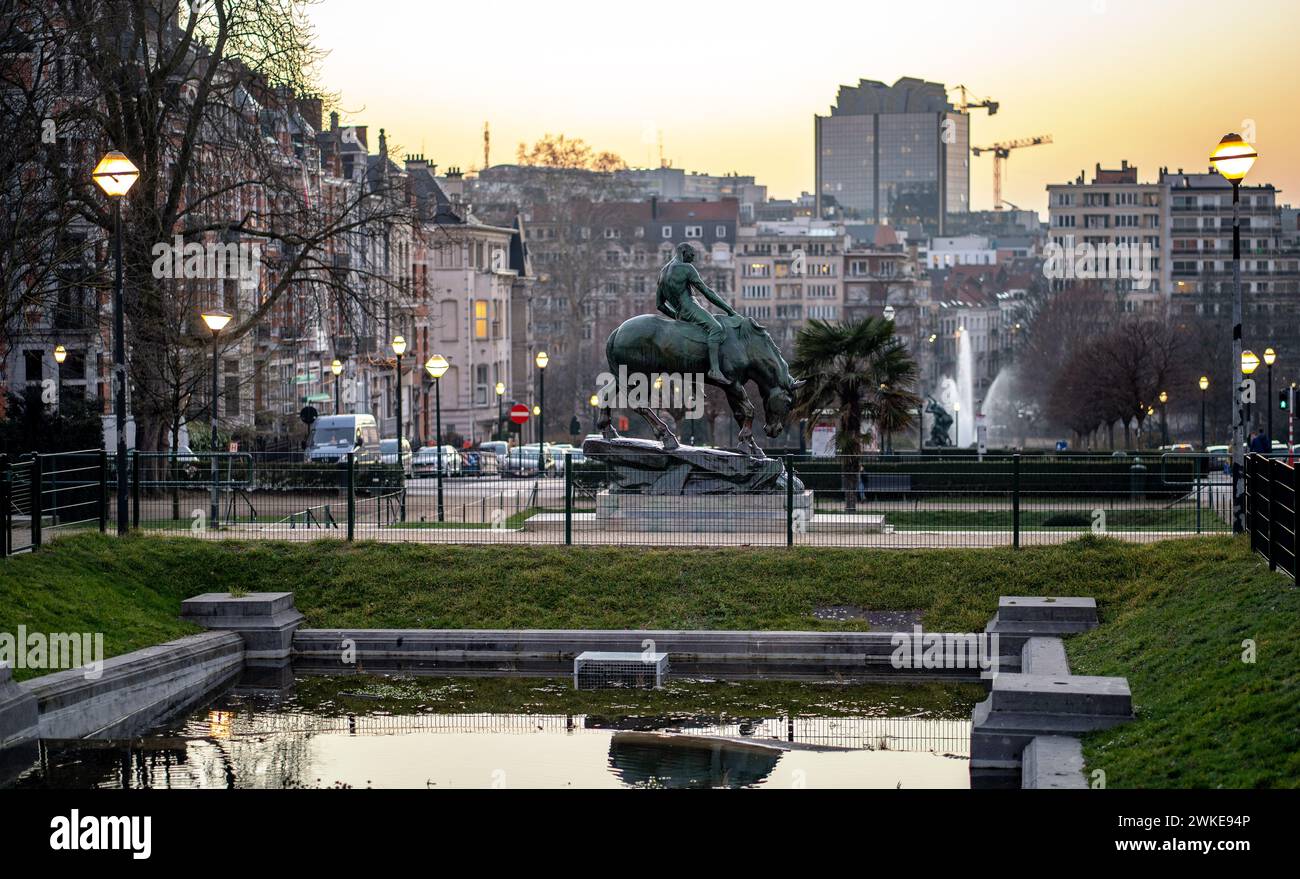 Piazza Ambiorix e il paesaggio urbano di Bruxelles al tramonto in una serata limpida Foto Stock