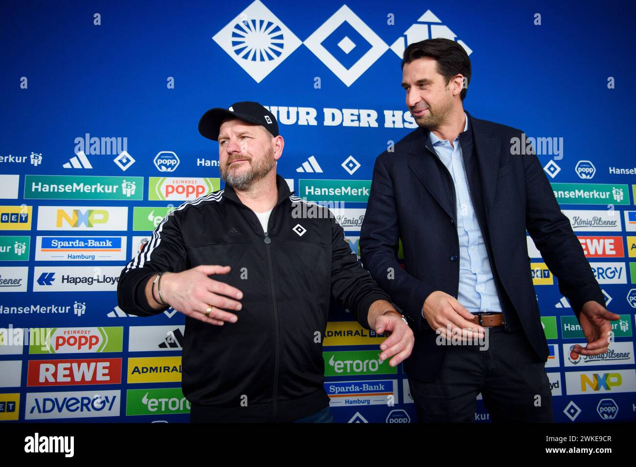 Amburgo, Germania. 20 febbraio 2024. Calcio: Bundesliga 2 - presentazione del nuovo allenatore all'Hamburger SV. Steffen Baumgart (l) e Jonas Boldt, direttore sportivo di HSV, si trovano uno accanto all'altro durante la presentazione di Baumgart come nuovo capo-allenatore dell'Hamburger SV in una conferenza stampa. Crediti: Gregor Fischer/dpa/Alamy Live News Foto Stock