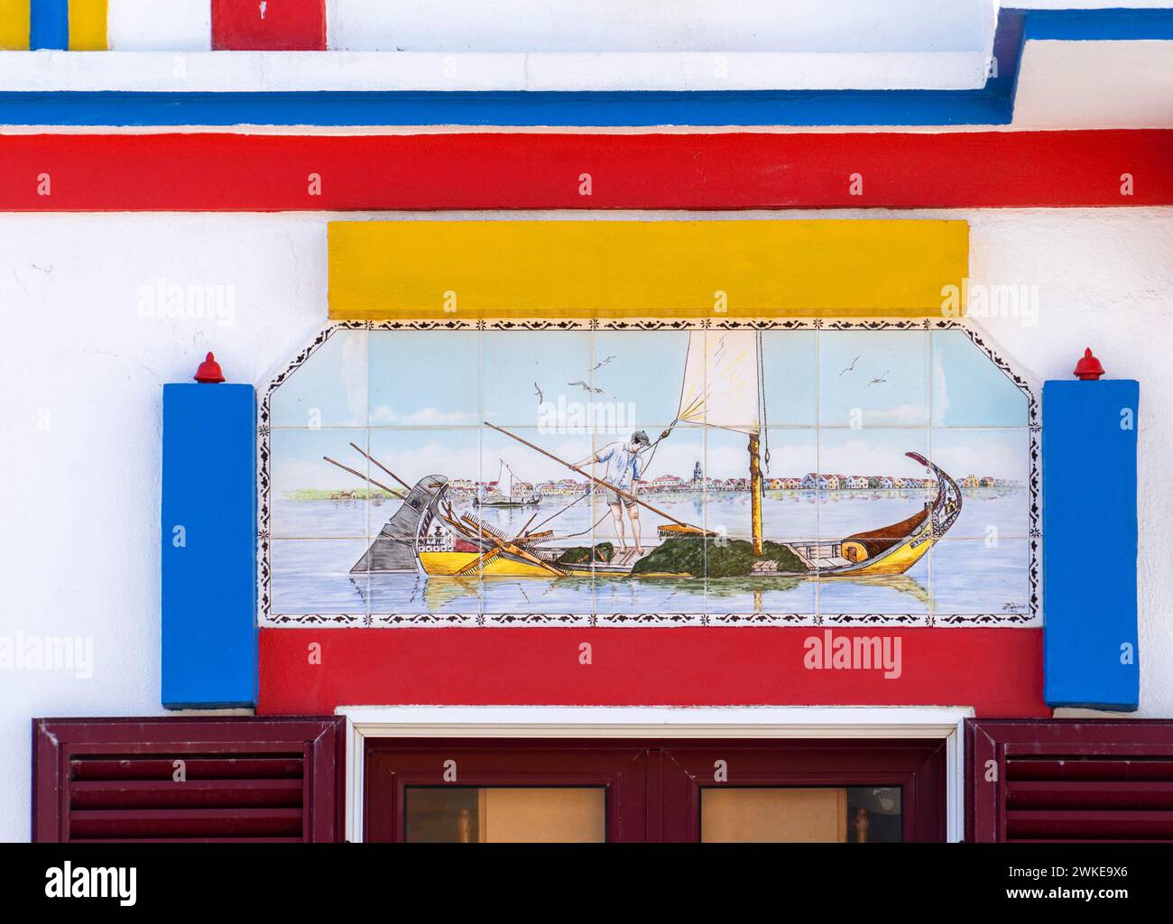 Un azulejos che rappresenta una barca ad Aveiro Foto Stock