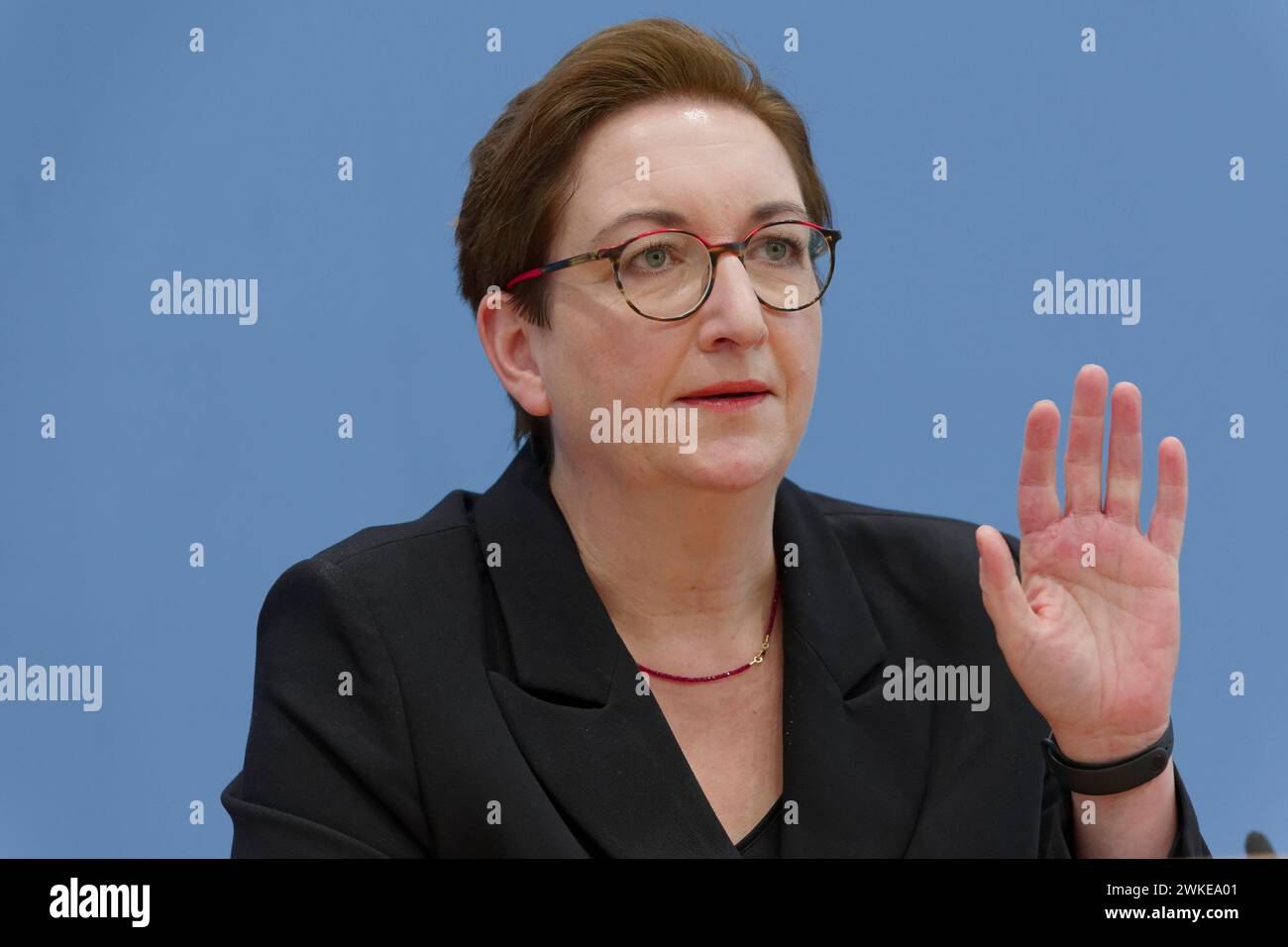 Frühjahrsgutachten Immobilienmarkt 2024-02-20 - Deutschland, Berlin - Bundespressekonferenz: Vorstellung des Frühjahrsgutachtens vom Rat der Immobilienweisen. Im Bild Klara Geywitz SPD, Bundesministerin für Wohnen, Stadtentwicklung und Bauwesen. *** Relazione di primavera sul mercato immobiliare 2024 02 20 Germania, Conferenza stampa federale di Berlino presentazione del rapporto di primavera del Consiglio tedesco degli esperti immobiliari nella foto Klara Geywitz SPD , Ministro federale per l'edilizia abitativa, lo sviluppo urbano e l'edilizia Foto Stock