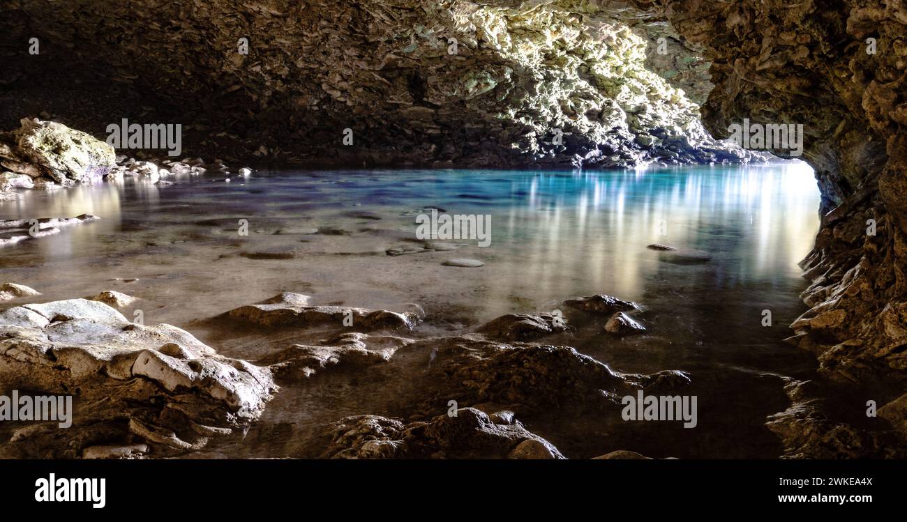 Harrison's Cave, Barbados, con riflessi d'acqua durante il giorno Foto Stock