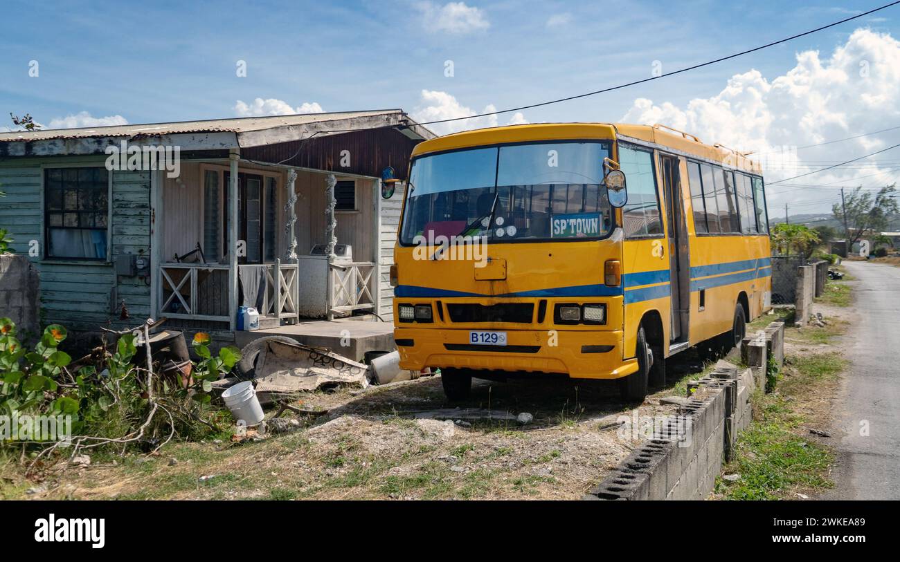 Un autobus per Speightstown fuori da una casa a Saint Lucy, Barbados Foto Stock