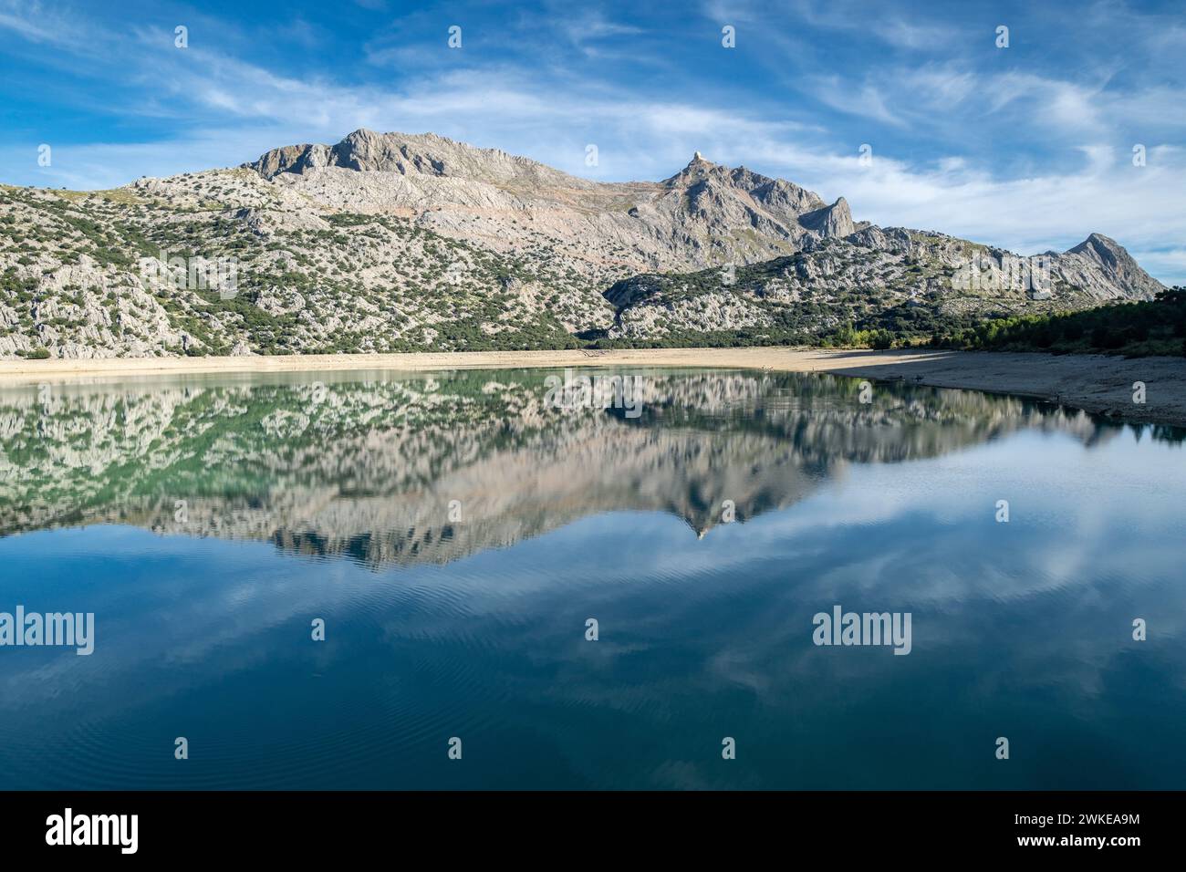 Puig Major reflejado en el Embalse de artificiale Cúber, Paraje natural de la Serra de Tramuntana, Maiorca, isole Baleari, Spagna. Foto Stock