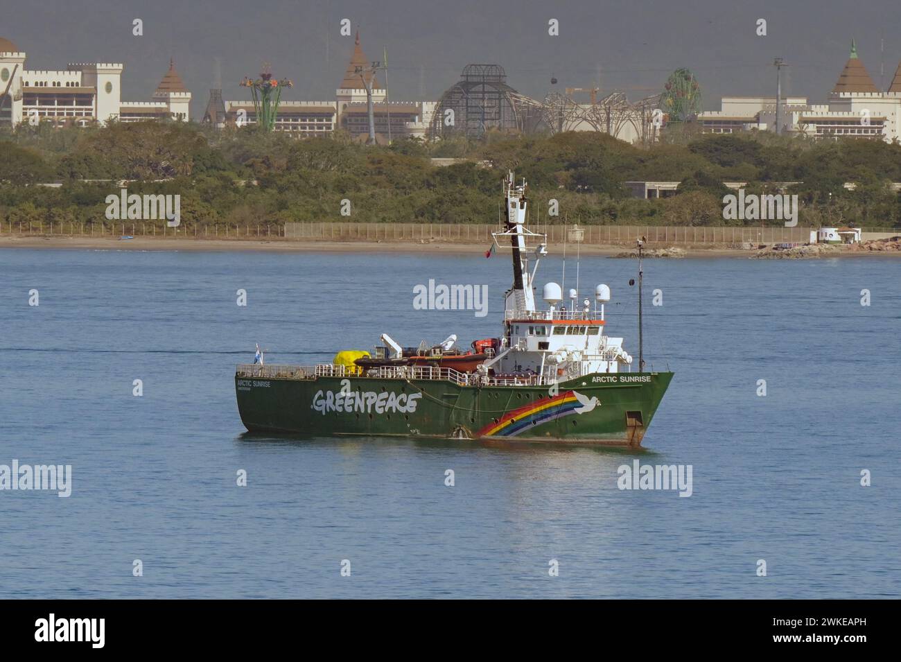 Puerto Vallarta, Messico - 15 gennaio 2024: Greepeace Ship Artic Sunrise all'ancora al largo della costa di Puerto Vallarta Foto Stock
