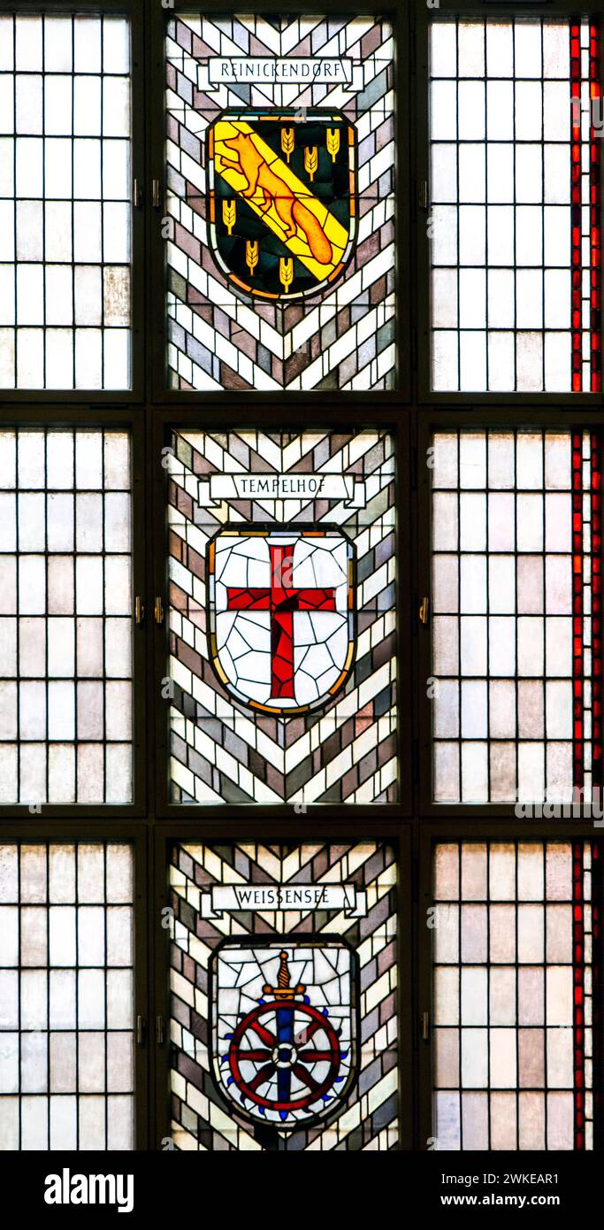 Lo stemma su una vetrata del municipio di Berlino, Rotes Rathaus Foto Stock
