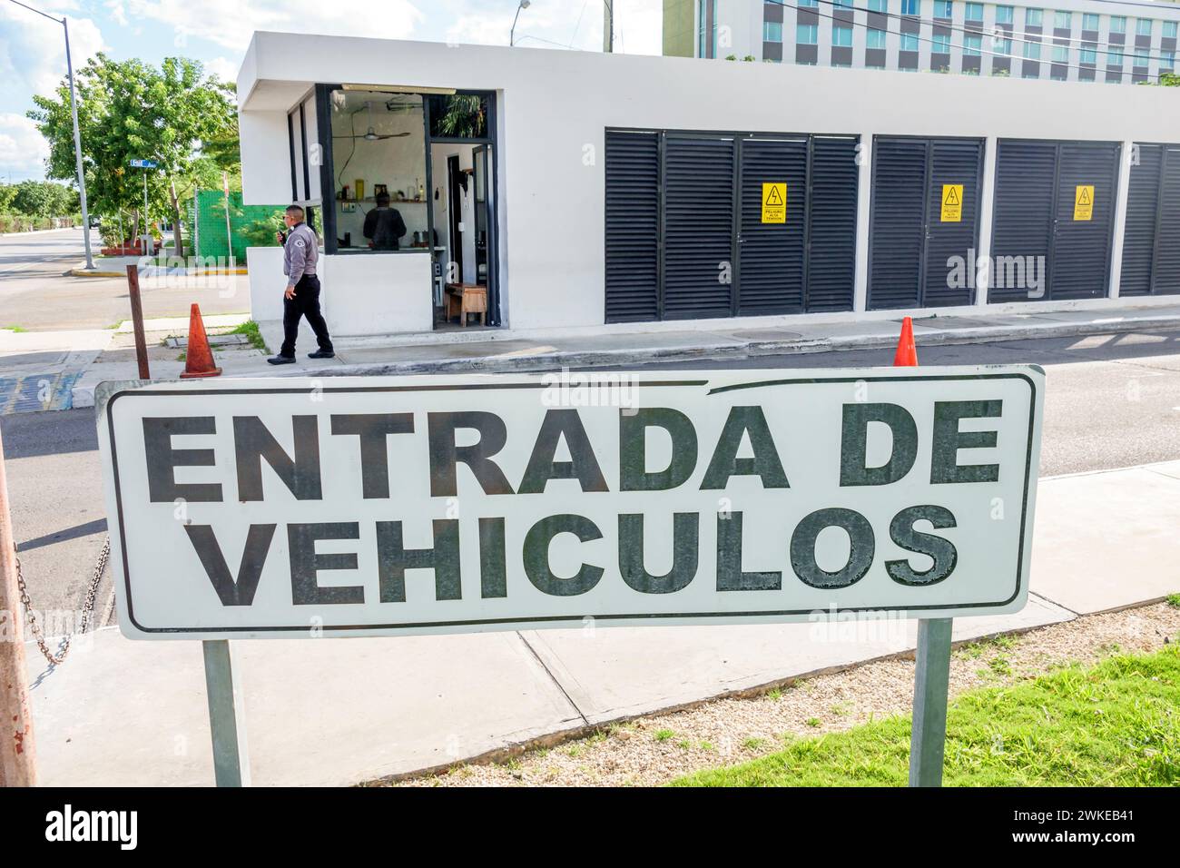 Merida Mexico, Xcumpich Calle 20A, edificio del centro servizi governativi, amministrazione della sicurezza sociale, entrata esterna, guardia di sicurezza, ma Foto Stock