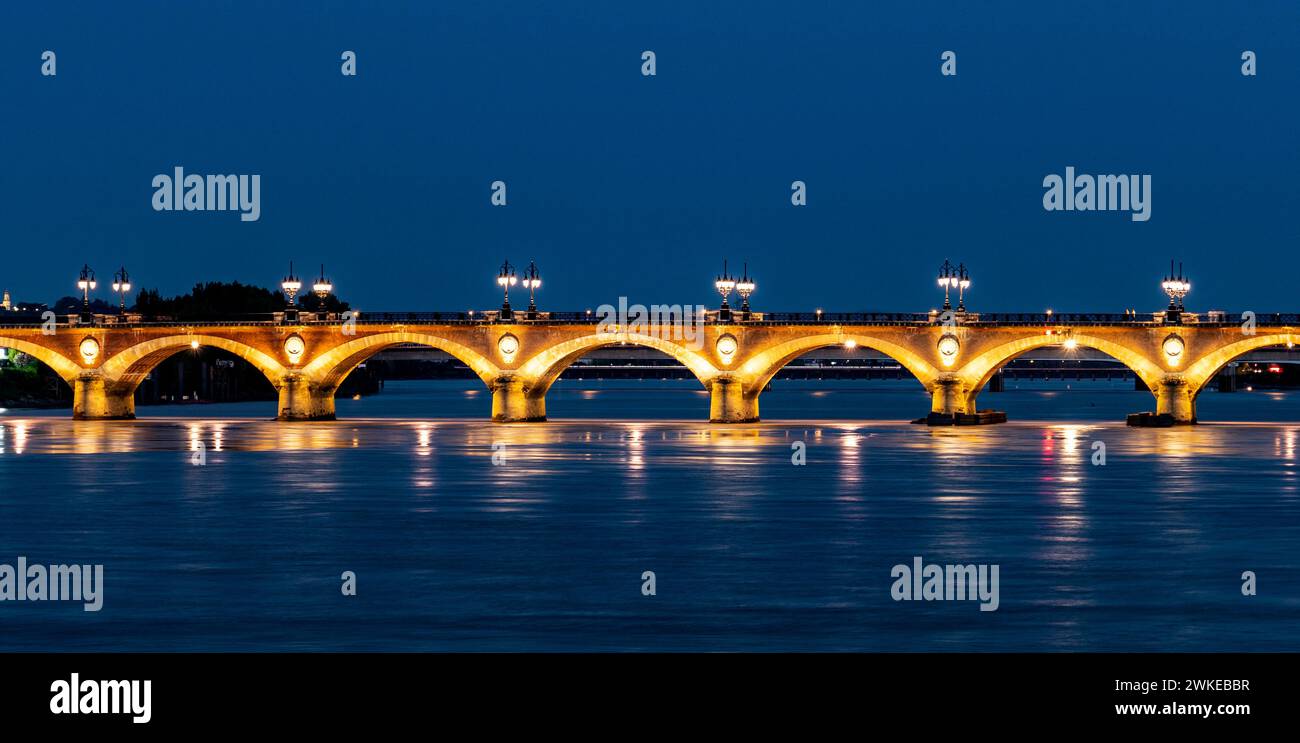 Ponte a Bordeaux di notte con luci accese Foto Stock