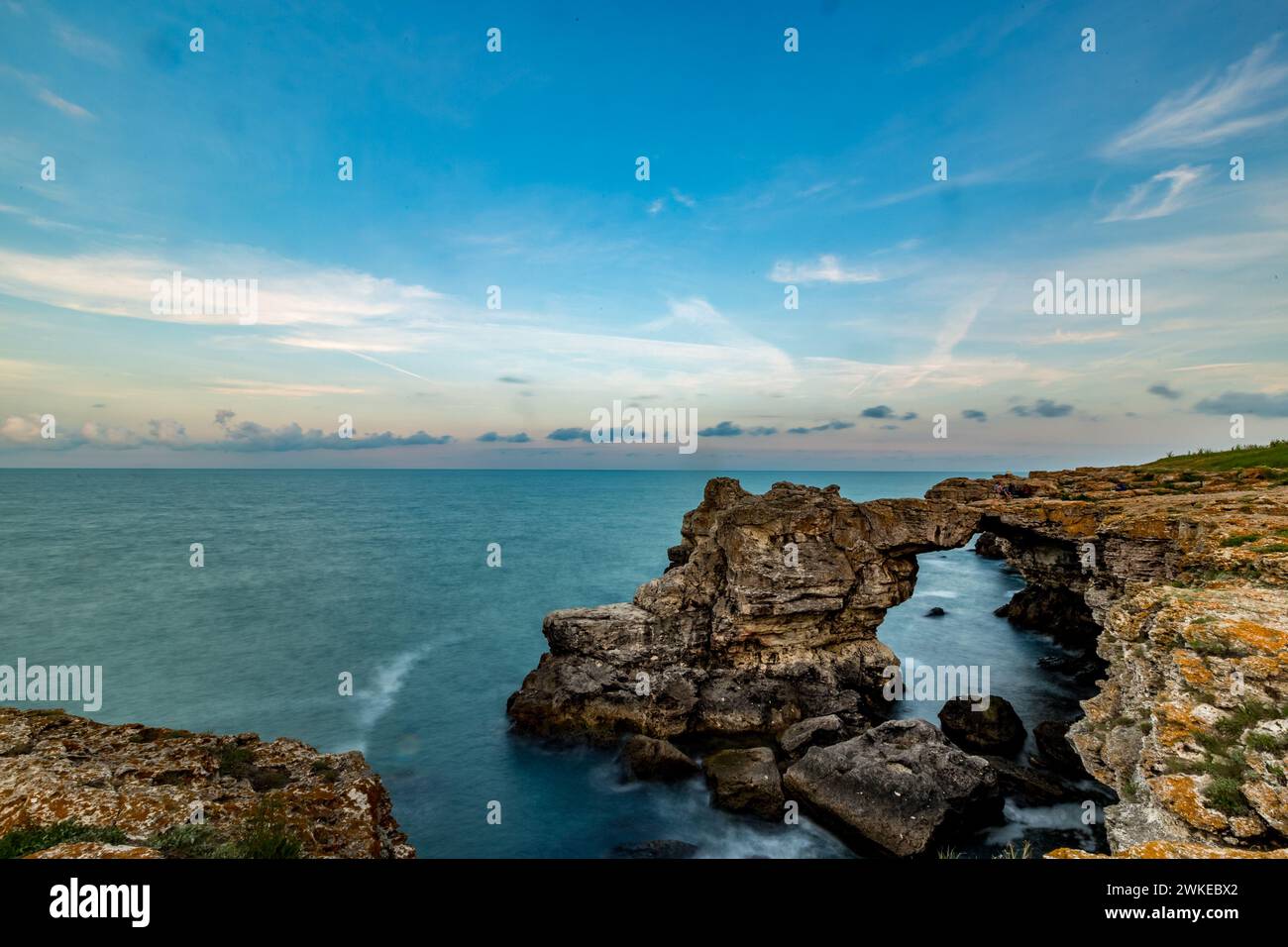 Fotografia a lunga esposizione, vista del mare all'alba nell'ora blu, Tyulenovo, Mar Nero, Bulgaria, Europa, UE Foto Stock