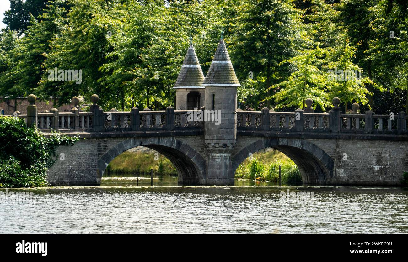 Il ponte del Bornem / Castello di Marnix in una giornata nuvolosa Foto Stock