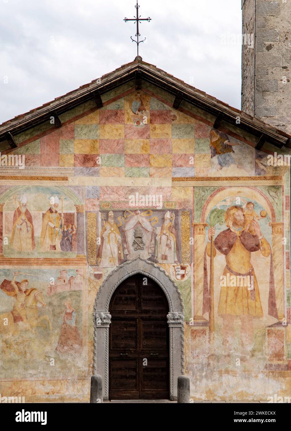 Affreschi sulla facciata di una chiesa a cividale Foto Stock
