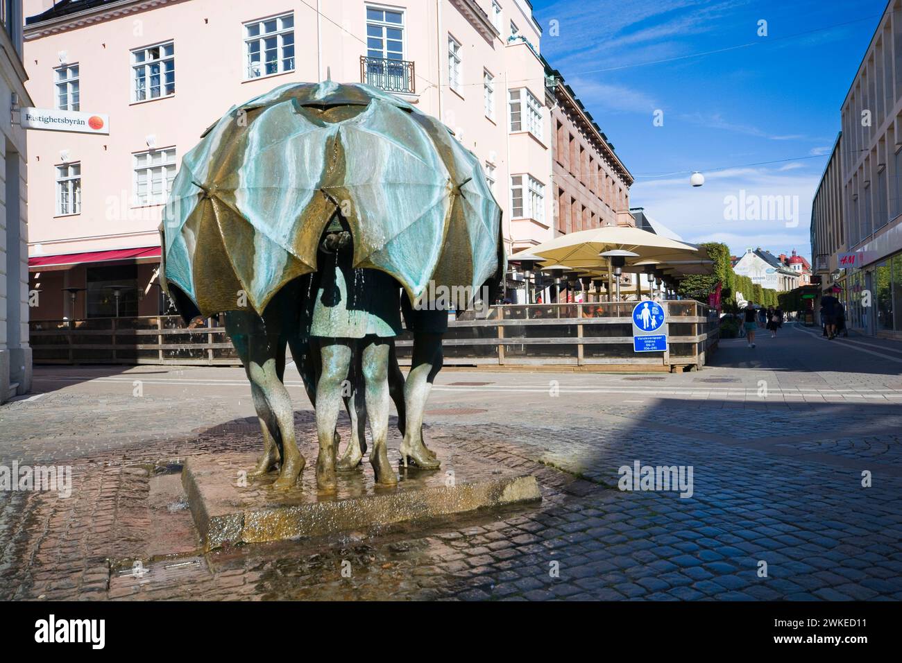 Fontana "Böst" di Fred Åberg - statua con sei donne nascoste sotto gli ombrelli che simboleggiano il maltempo di Trelleborg, Svezia. Foto Stock