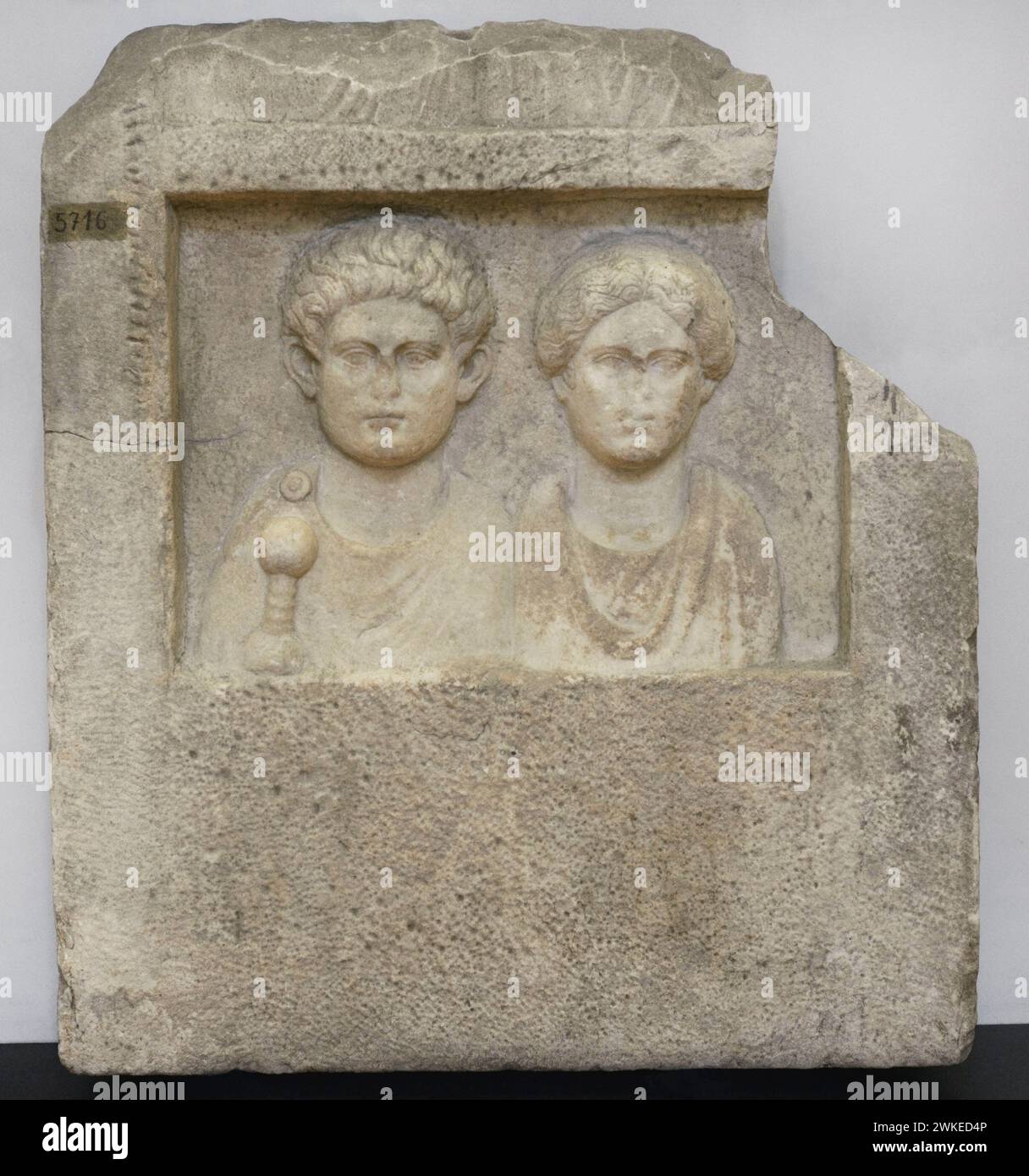 Stele funerarie con busti di un uomo con una spada e una donna. Fine i secolo d.C. - inizio II secolo d.C. Da Tsurnilishte, regione di Prilep, Macedonia. Museo Archeologico Nazionale. Sofia. Bulgaria. Foto Stock