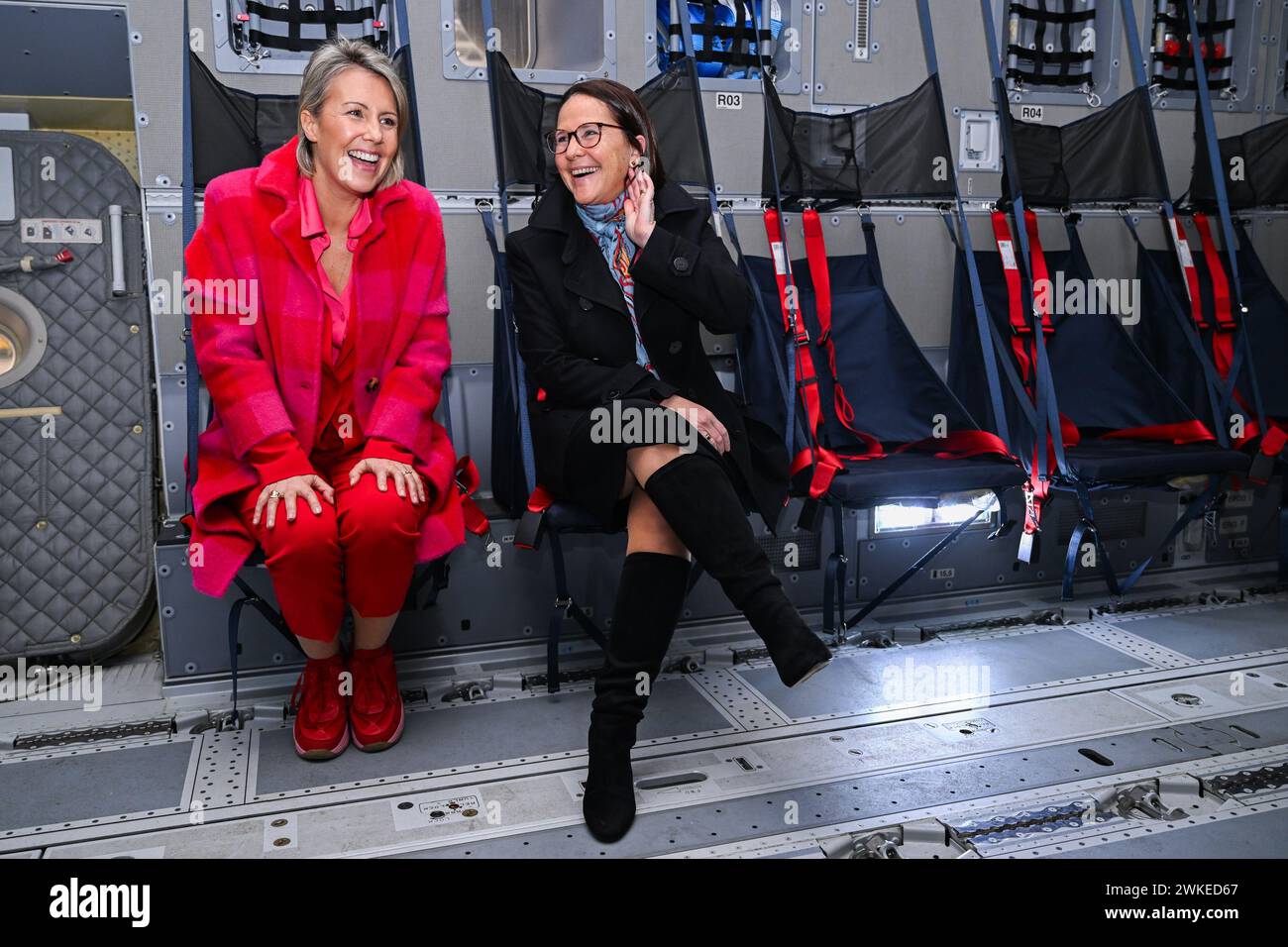 Steenokkerzeel, Belgio. 20 febbraio 2024. Il ministro della difesa Ludivine Dedonder e il ministro della difesa lussemburghese Yuriko Backes si sono messi in posa per il fotografo durante una doppia cerimonia in occasione della cooperazione belga-lussemburghese nel settore della difesa, a Steenokkerzeel, martedì 20 febbraio 2024. Durante la cerimonia saranno consegnati gli ultimi aeromobili A400M della flotta di trasporto strategico belga-lussemburghese e i ministri firmeranno l'accordo tecnico relativo alla governance del battaglione binazionale di ricognizione. BELGA PHOTO LAURIE DIEFFEMBACQ credito: Belga News Agency/Alamy Live News Foto Stock