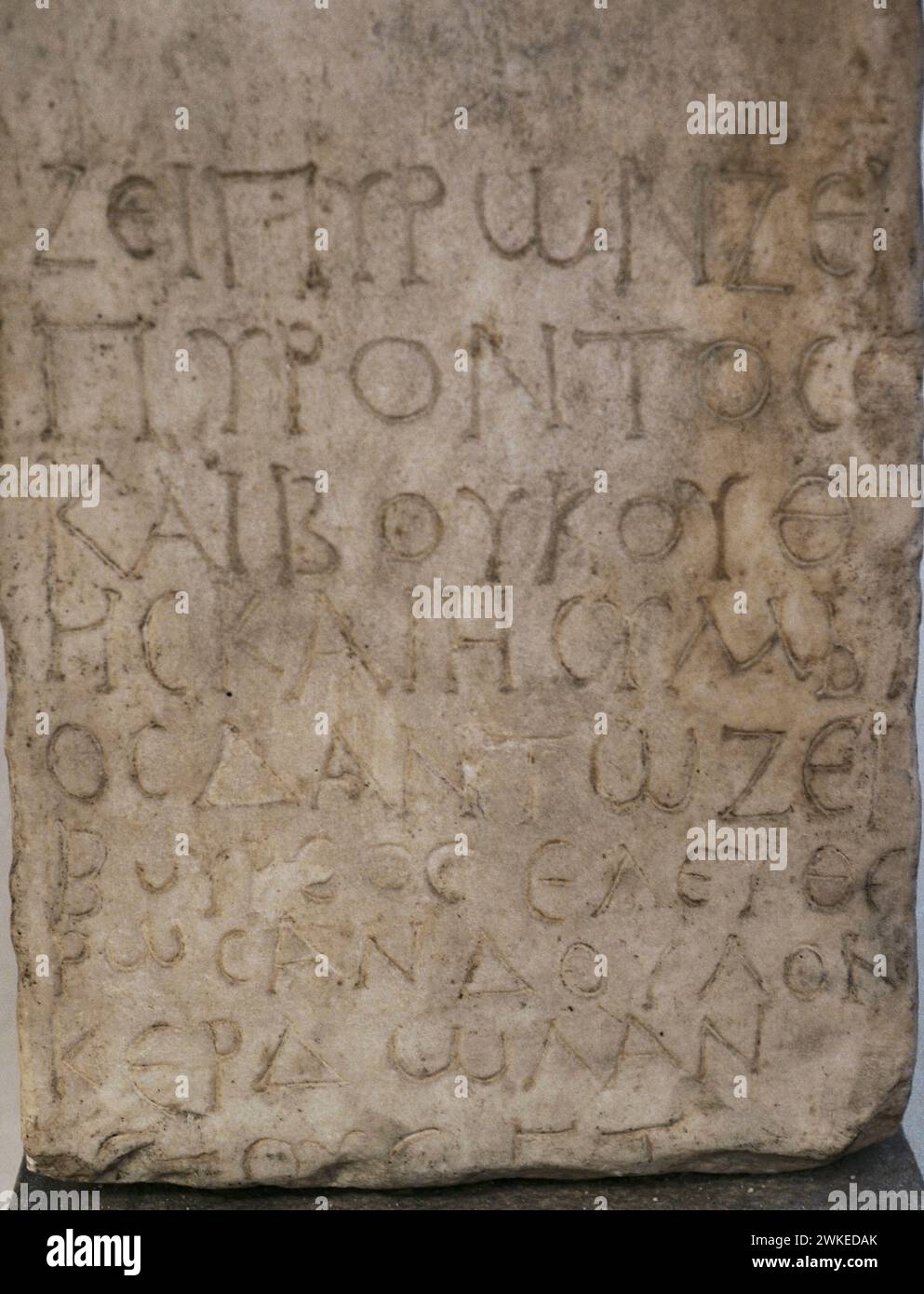 Dettaglio dell'iscrizione su una targa sull'emancipazione dello schiavo Kerdola nell'anno 272. Festa funebre. Terzo quarto del III secolo d.C. Da Ennea Hodoi (Anfipoli), Grecia. Museo Archeologico Nazionale. Sofia. Bulgaria. Foto Stock