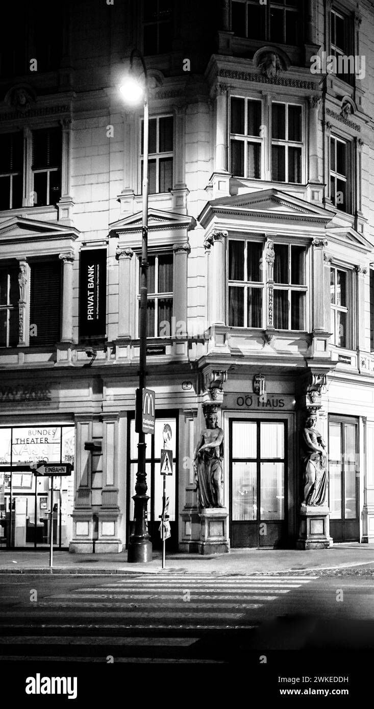 Elegante edificio che ospita la casa dell'alta Austria a vienna di notte Foto Stock