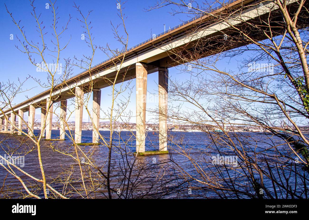Scene di Dundee City, il turbolento fiume Tay e i ponti ferroviari e stradali che attraversano il fiume da Newport-on-Tay, Fife, Scozia Foto Stock
