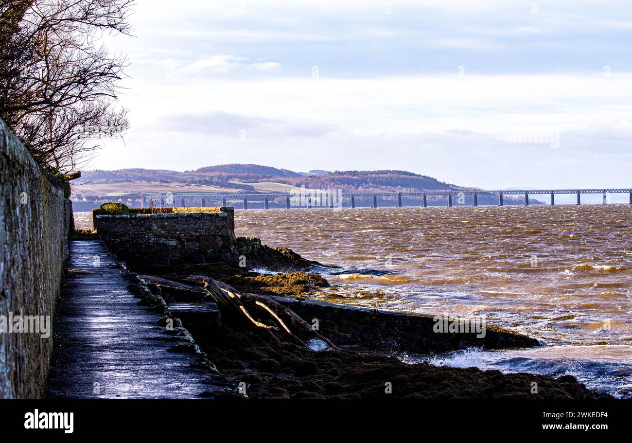 Scene di Dundee City, il turbolento fiume Tay e i ponti ferroviari e stradali che attraversano il fiume da Newport-on-Tay, Fife, Scozia Foto Stock