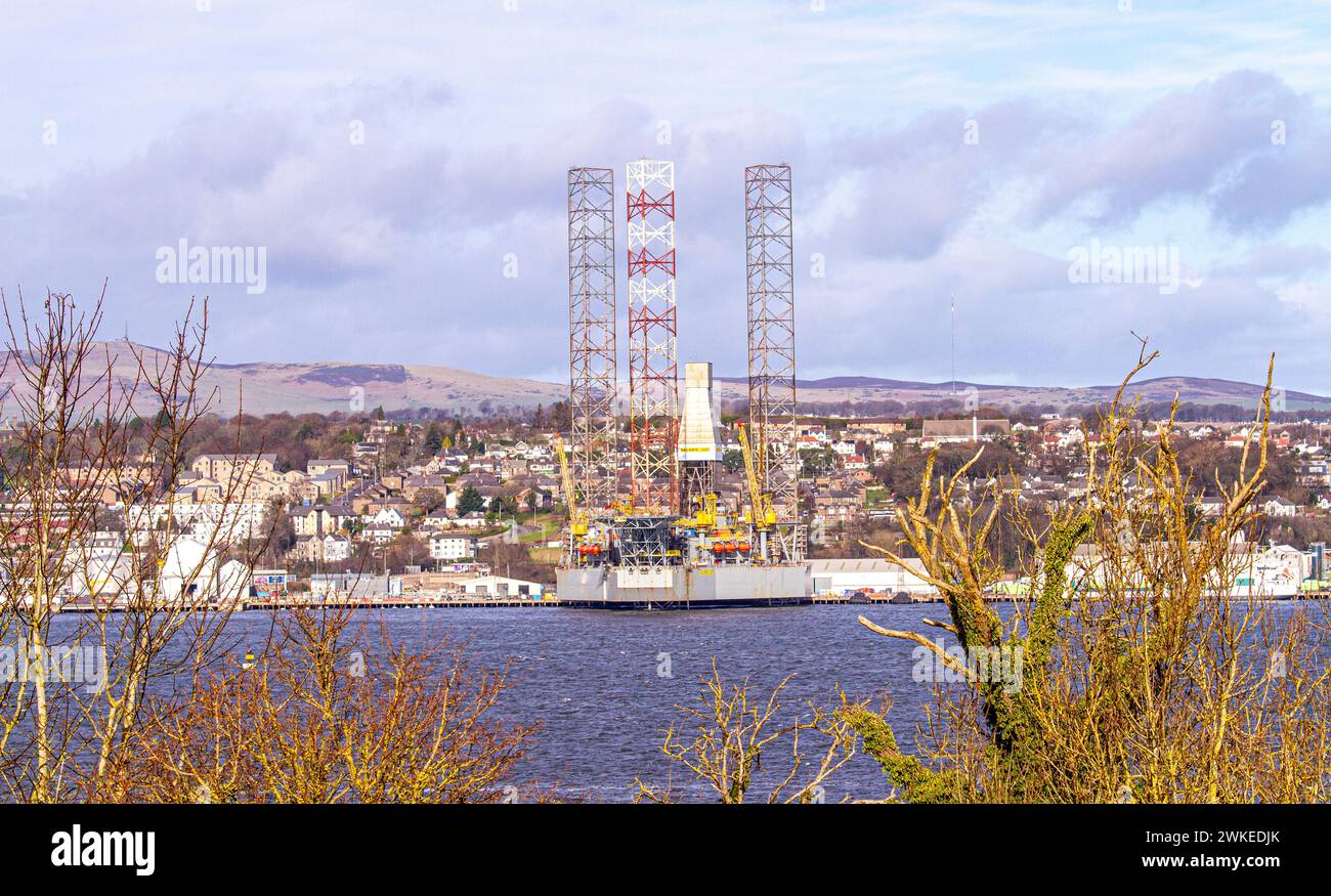 Scene di Dundee City, il turbolento fiume Tay e i ponti ferroviari e stradali che attraversano il fiume da Newport-on-Tay, Fife, Scozia Foto Stock