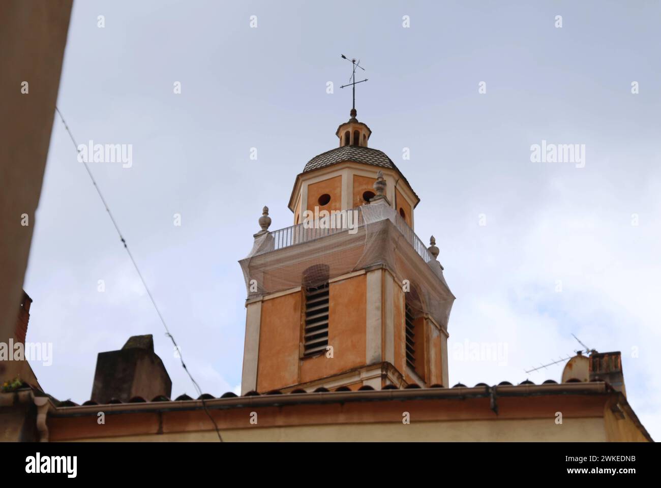 Korsika 11.02.2024, Ajaccio, Turm der Kathedrale Notre-Dame-de-l Assomption, auch la Madonuccia / Santa Maria Assunta - hier wurde Napoleon Bonaparte getauft *** Corsica 11 02 2024, Ajaccio, torre della cattedrale Notre Dame de l'Assunta, anche la Madonuccia Santa Maria Assunta qui Napoleone Bonaparte fu battezzato Foto Stock