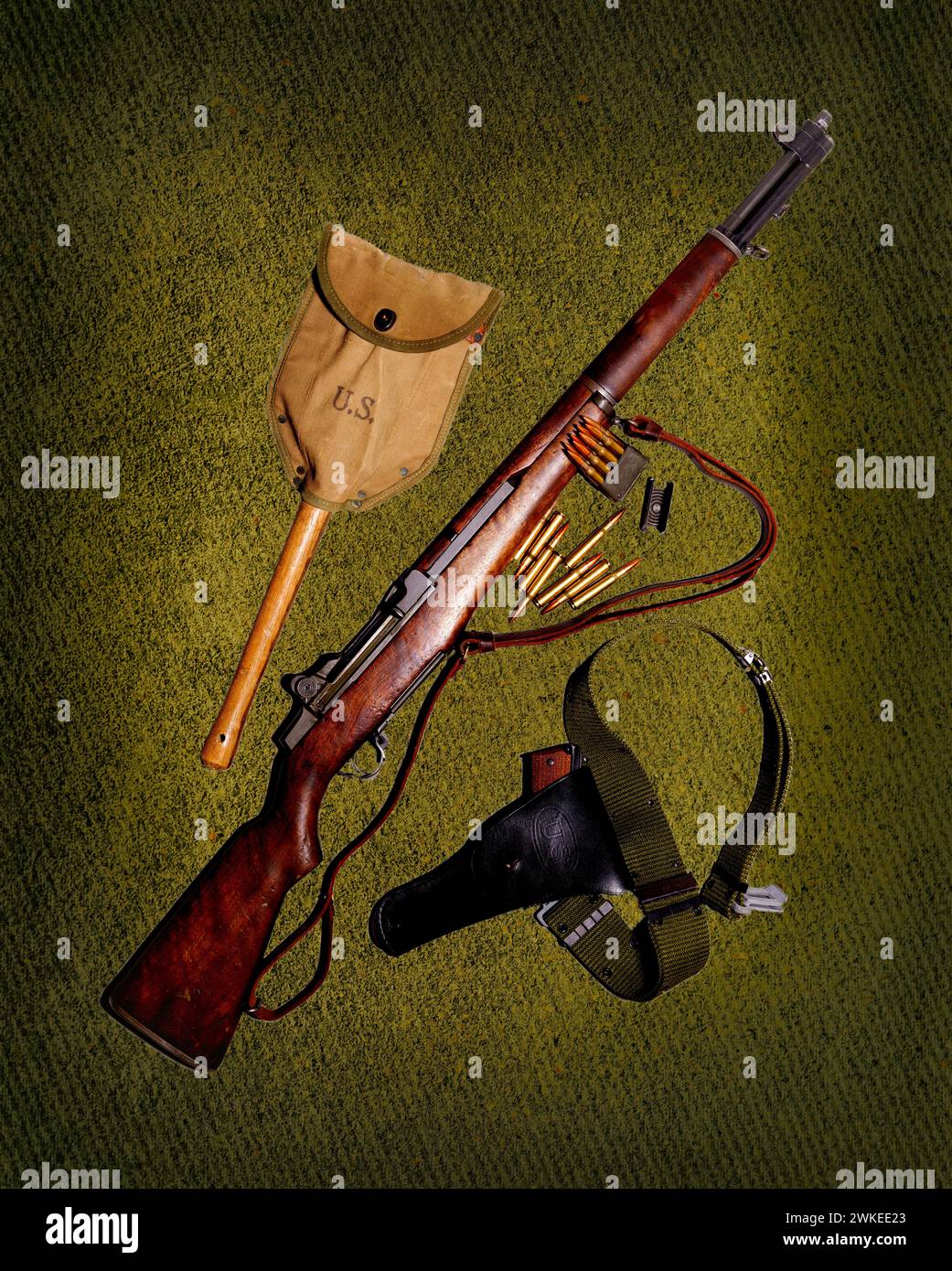 Gli Alleati lanciarono il D-Day 6 giugno 1944 per liberare il mondo dal flagello del nazismo. Sono stati utilizzati M-1 Garand, M-1911 e l'utensile di trinceramento. Foto Stock