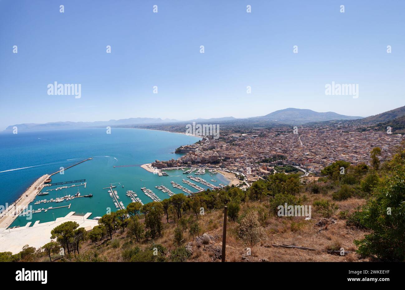 Vista panoramica dall'alto con il porto turistico e le spiagge di Castellammare del Golfo, provincia di Trapani, Sicilia Foto Stock