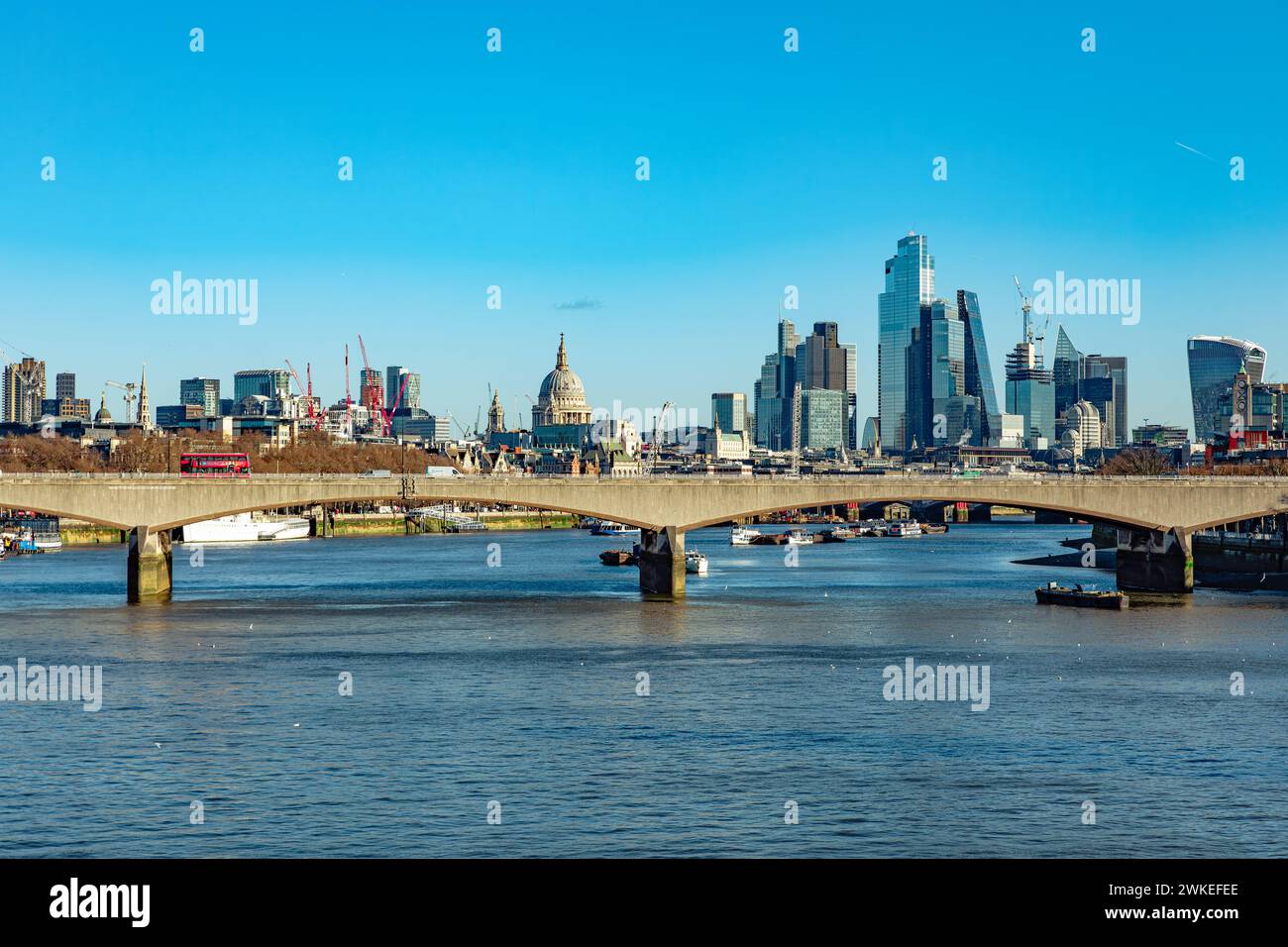 La City di Londra vista dai ponti pedonali del Giubileo. Foto Stock