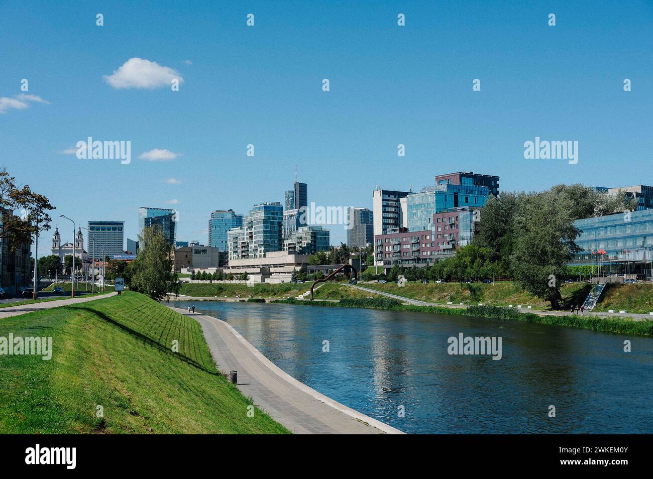 © Jan Schmidt-Whitley/le Pictorium/MAXPPP - Vilnius 19/02/2024 Jan Schmidt-Whitley/le Pictorium - 19/02/2024 - lituanie/les pays baltes/Vilnius - Vue de la ville moderne de Vilnius au bord de la riviere Neris ou Vilia qui coule au Belarus et en Lituanie et se jette dans le Niemen a Kaunas. - Valeurs Actuelles out, no jdd, jdd out, RUSSIA OUT, NO RUSSIA #norussia/19/02/2024 - lituania/paesi baltici/Vilnius - Vista della moderna città di Vilnius sulle rive del fiume Neris o Vilia, che scorre attraverso la Bielorussia e la Lituania e sfocia nel Niemen a Kaunas. Foto Stock