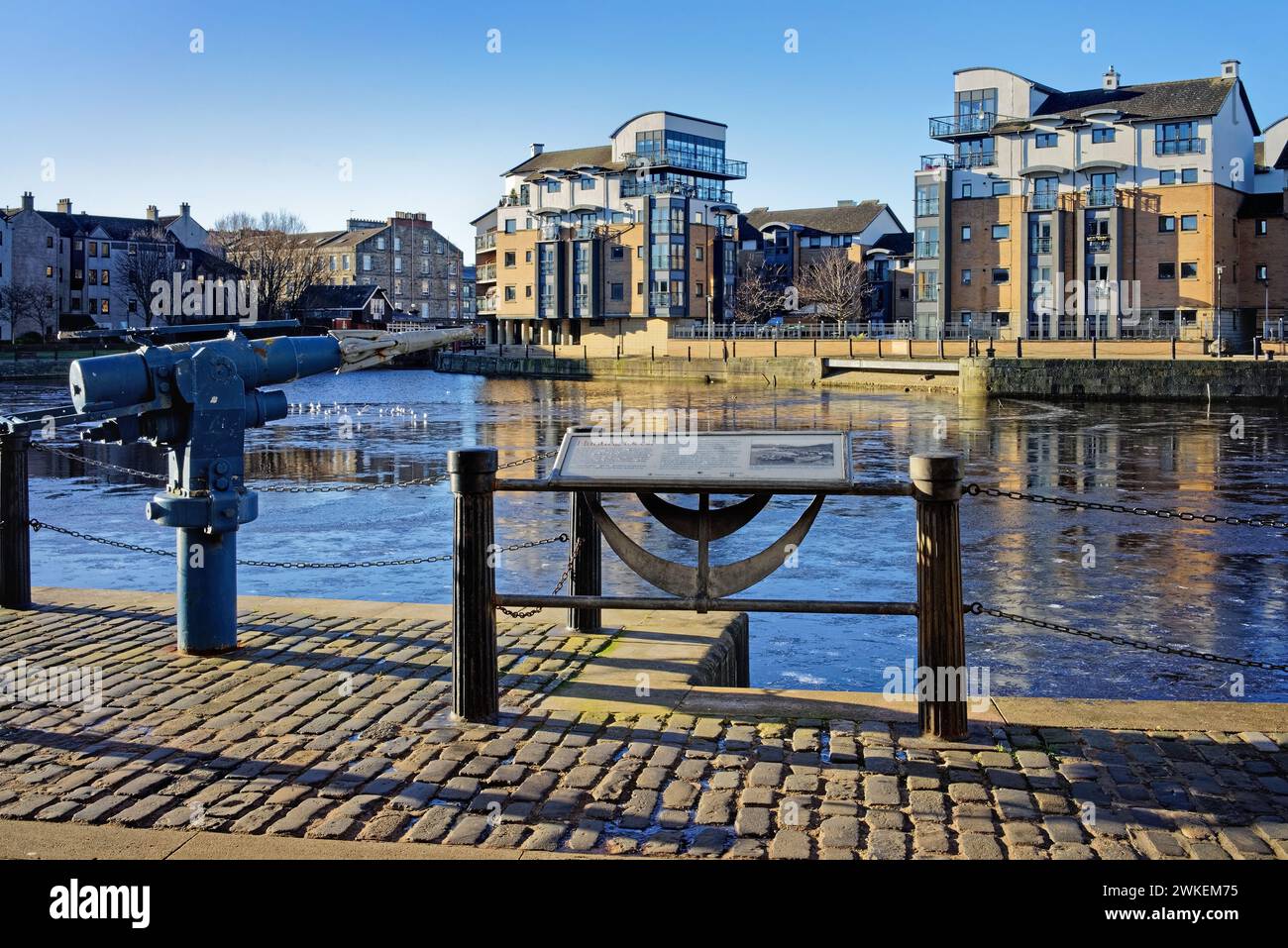 Regno Unito, Scozia, Edimburgo, Leith, The Shore, acqua di Leith, Whaling Harpoon. Foto Stock