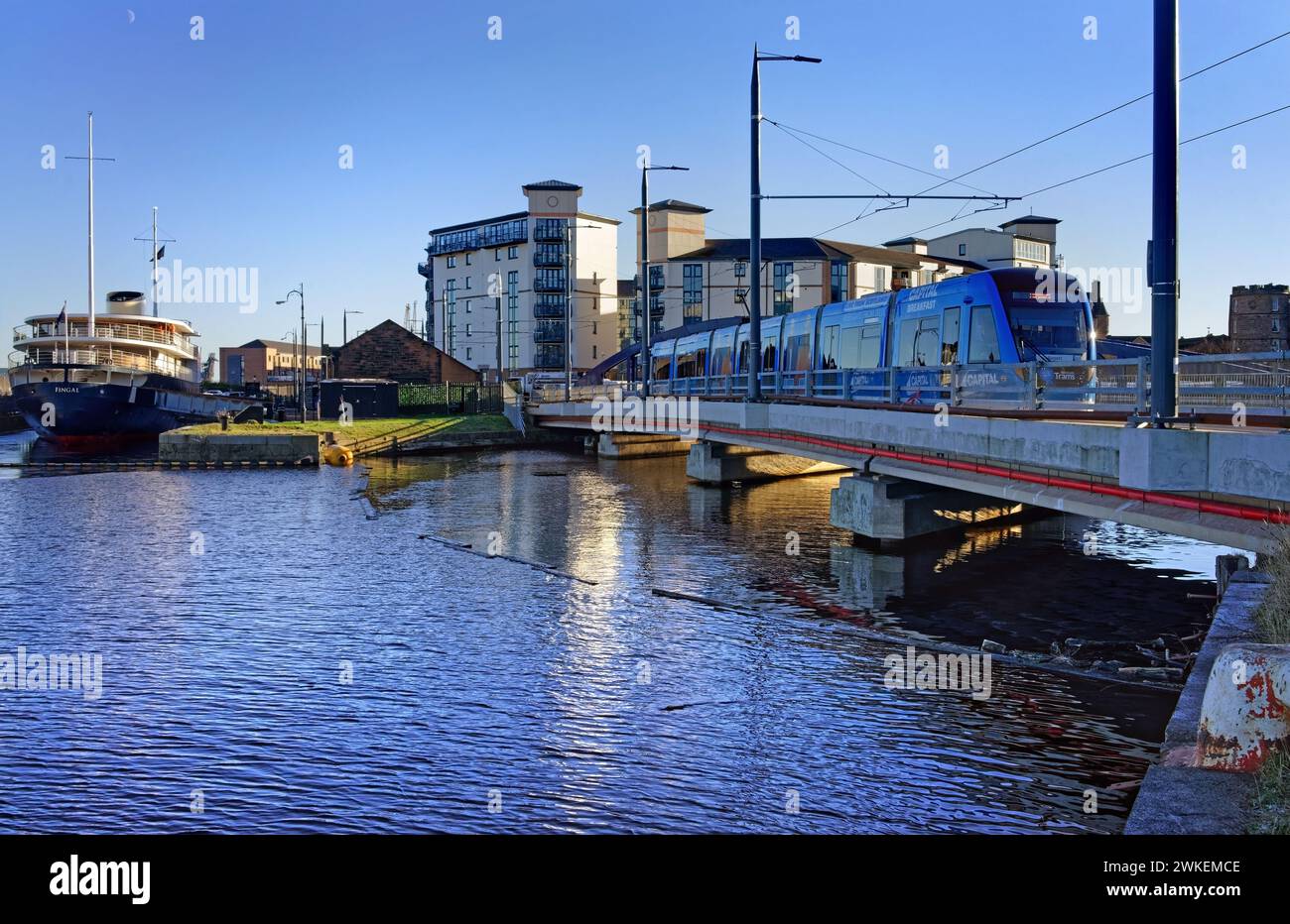Regno Unito, Scozia, Edimburgo, Porto di Leith Docks, tram che attraversa Victoria Bridge. Foto Stock