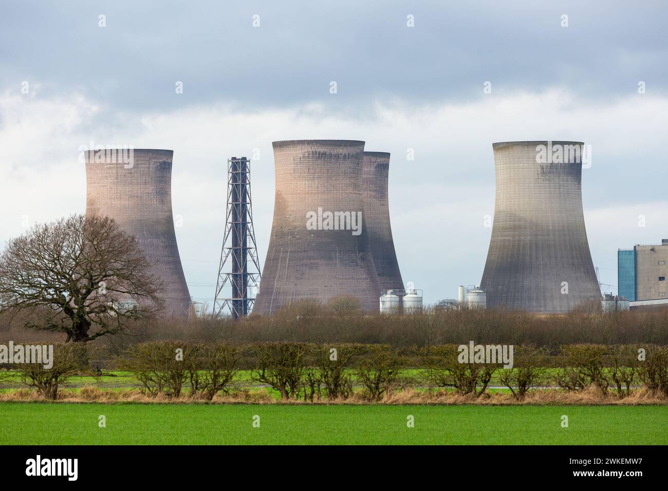 Le torri di raffreddamento della Fiddler's Ferry Power Station, Cuerdley, Warrington, Cheshire, Inghilterra Foto Stock
