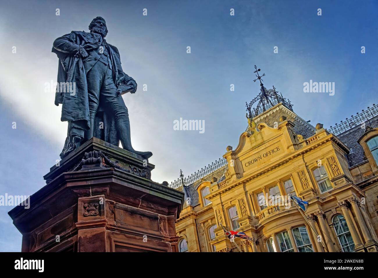 Regno Unito, Scozia, Edimburgo, statua di William Chambers, Crown Office e Procurator Fiscal Service Building. Foto Stock