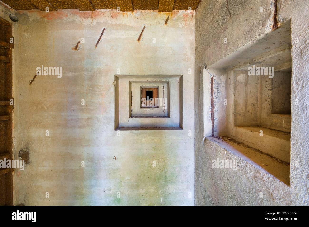 Nido di mitragliatrice all'ingresso del rifugio del quartier generale delle forze terrestri naziste dalla seconda guerra mondiale nella foresta di Mamerki, Polonia (ex Mauerwald, e Foto Stock