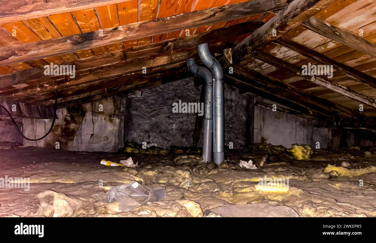 Parigi, Francia, interno, Appartamento vecchio all'interno, edificio, attico, combo, travi di legno, struttura del tetto, tubi Foto Stock