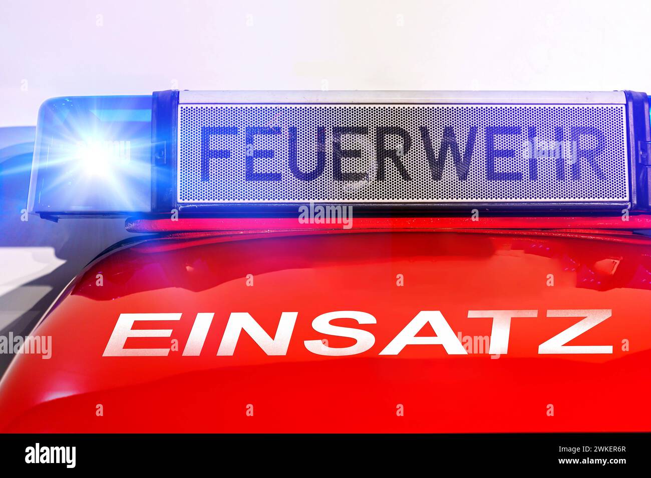 20 febbraio 2024: Vigili del fuoco in servizio con luce blu lampeggiante motore antincendio con iscrizione Einsatz FOTOMONTAGE *** Feuerwehr im Einsatz mit leuchtendem Blaulicht Feuerwehrfahrzeug mit Aufschrift Einsatz FOTOMONTAGE Foto Stock