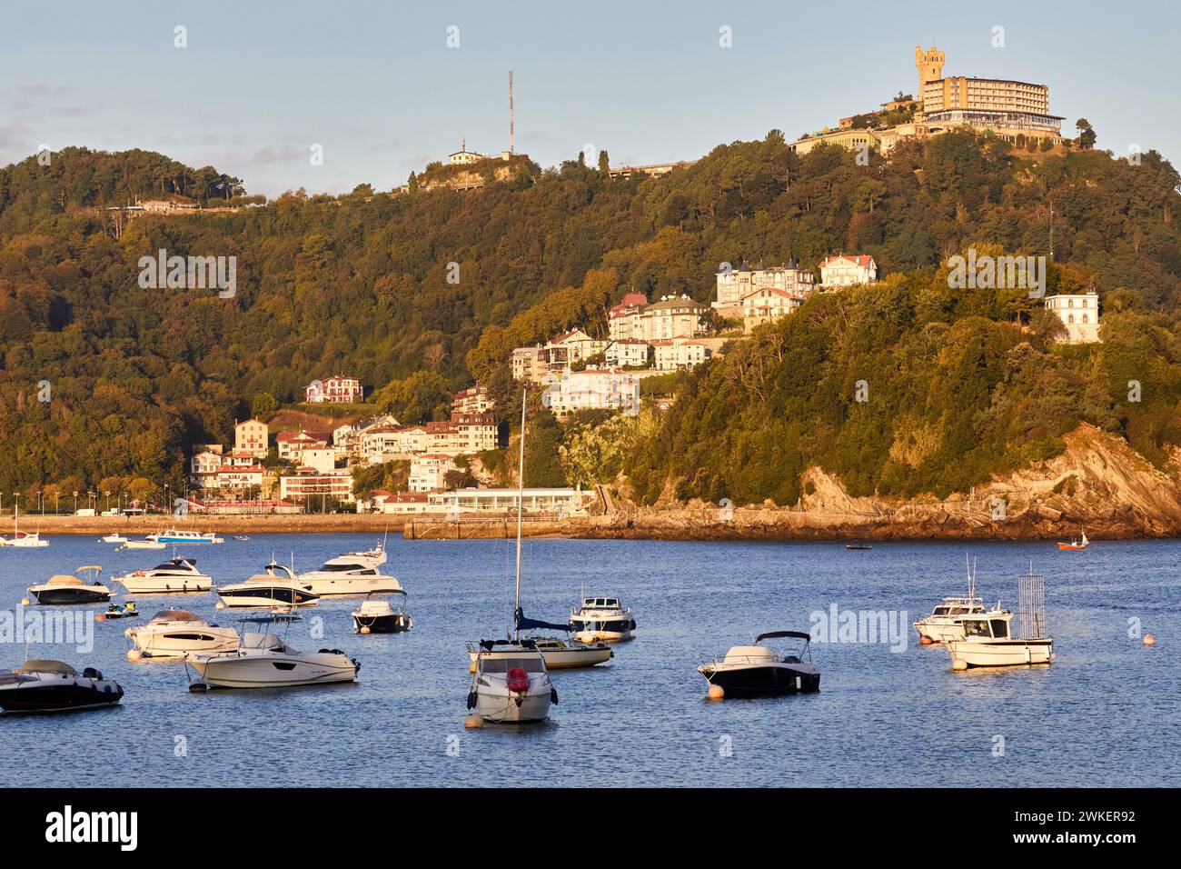 La Concha Bay, Santa Clara Island e Monte Igeldo, Donostia, San Sebastian, Paesi Baschi, Spagna Foto Stock