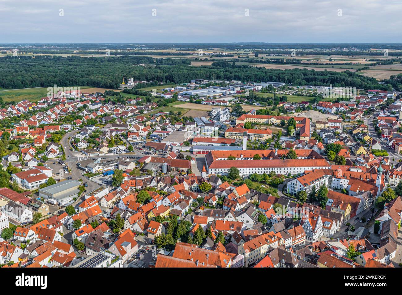 Die bayerische Kreisstadt Dillingen an der Donau im Luftbild Ausblick auf Dillingen im Donautal in Nordschwaben Dillingen Bayern Deutschland *** Aeria Foto Stock