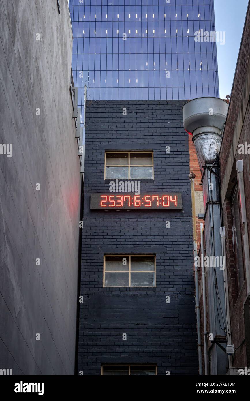 Melbourne, Australia - 20 gennaio 2023: End Passage in Platypus Lane, un conto alla rovescia per l'installazione di orologi digitali fino al 2030, quando il nostro pianeta potrebbe superare i 1,5 Foto Stock