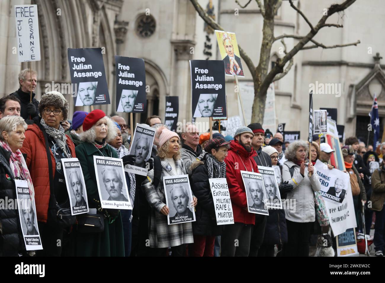 Folle di sostenitori e media si presentarono fuori dalla Corte reale di giustizia per il primo giorno di due udienze di appello di Julian Assange. Foto Stock