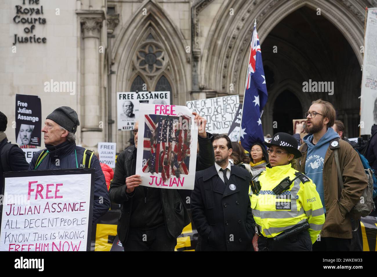 Folle di sostenitori e media si presentarono fuori dalla Corte reale di giustizia per il primo giorno di due udienze di appello di Julian Assange. Foto Stock