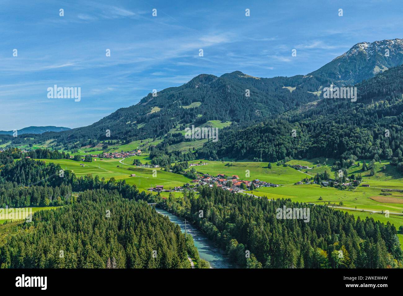 Idyllisches Oberallgäu am Iller-Ursprung bei Oberstdorf im Sommer Spätsommerliche Stimmung an der Iller zwischen Oberstdorf uns Oberstdorf Iller-Urs Foto Stock