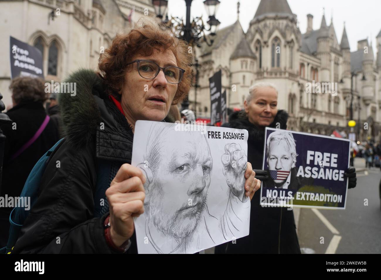 Folle di sostenitori e media si presentarono fuori dalla Corte reale di giustizia per il primo giorno di due udienze di appello di Julian Assange. Foto Stock