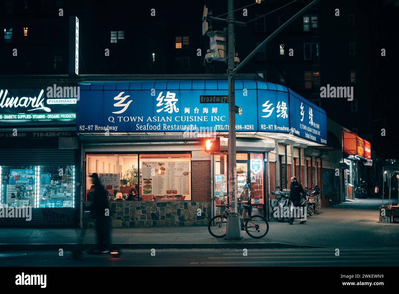 Q Town cucina asiatica di sera a Elmhurst, Queens, New York Foto Stock