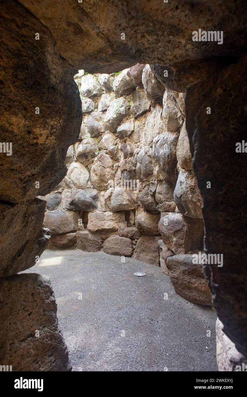 16 gennaio 2023 - Sardegna, Torralba, Provincia di Sassari. Nuraghe e villaggio Santu Antine, blocchi basaltici, età del bronzo - civiltà nuragica, Foto Stock