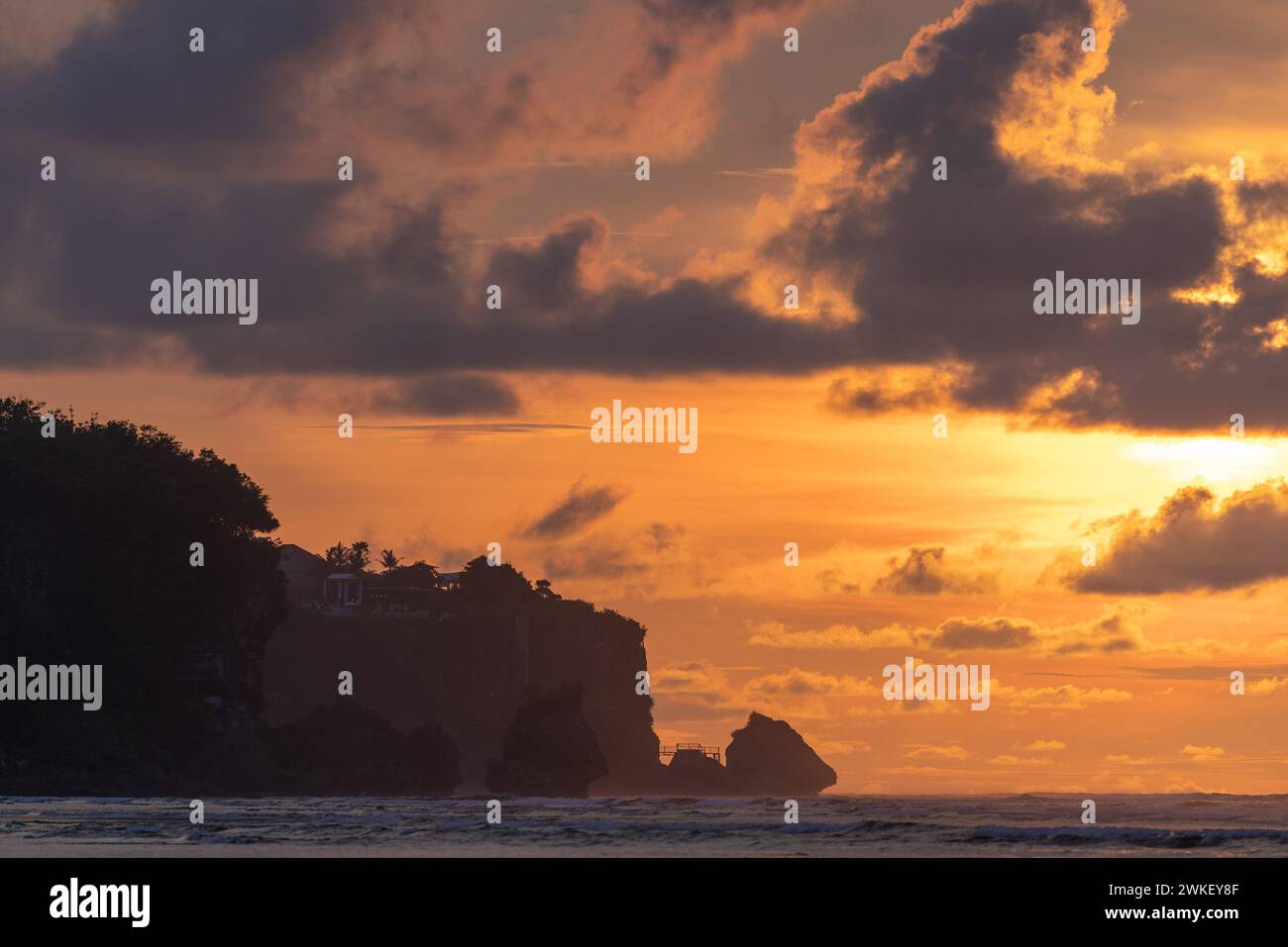 Tramonto sulla spiaggia di Bingin a Uluwatu, Isola di Bali, Indonesia Foto Stock