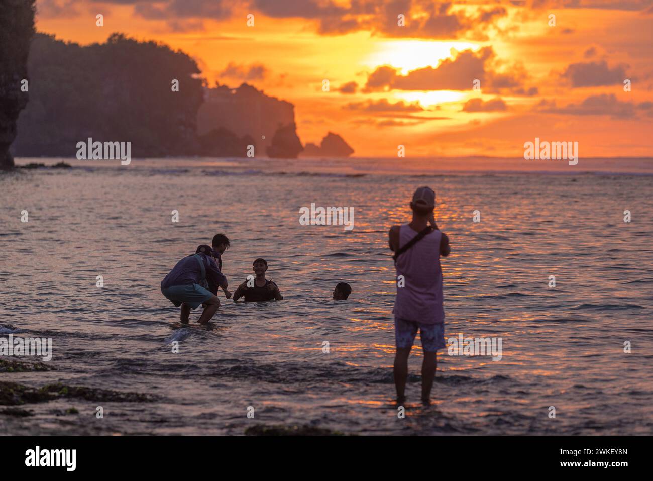 Persone sulla spiaggia di Bingin al tramonto, Uluwatu, Bali Island, Indonesia Foto Stock